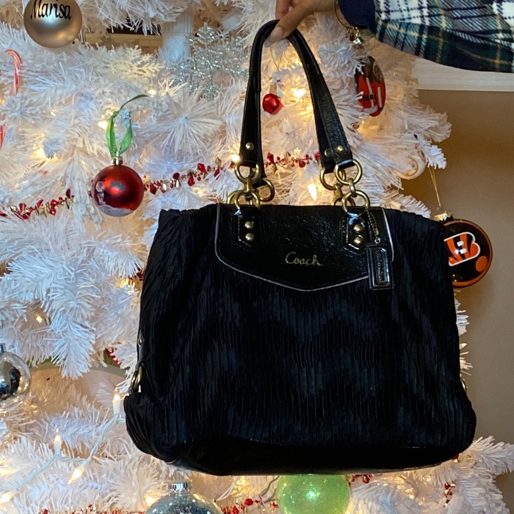 Vintage black coach purse (E)